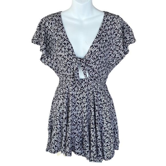 Lulu's Navy Blue and White‎ Print Dondi Romper - Picture 3 of 13